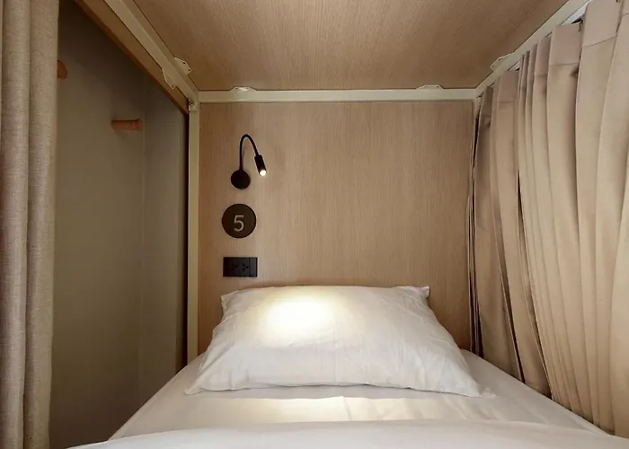 Au Luna Hostel