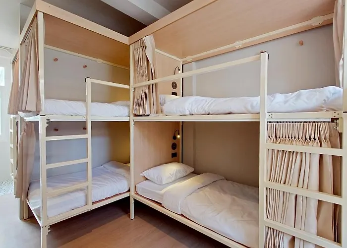 Au Luna Hostel *