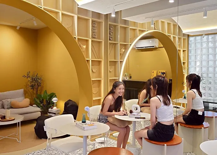 Au Luna Hostel *