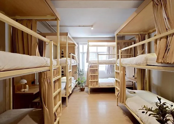 Au Luna Hostel *